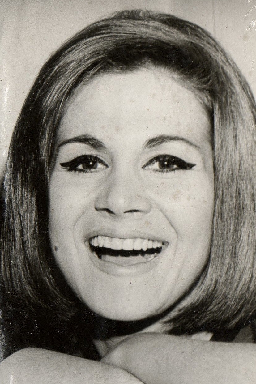 María Cristina Laurenz as Viviana in Pajarito Gómez