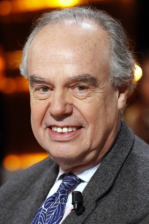 Frédéric Mitterrand as Le présentateur in Bécassine, le trésor viking
