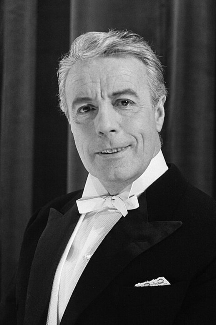 Johannes Heesters as Konsul Thaddäus van Daalen in Zwei Münchner in Hamburg