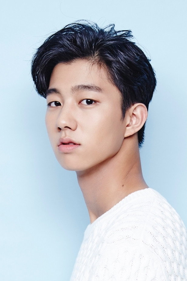 기도훈 as Brian Chon in Love Alarm