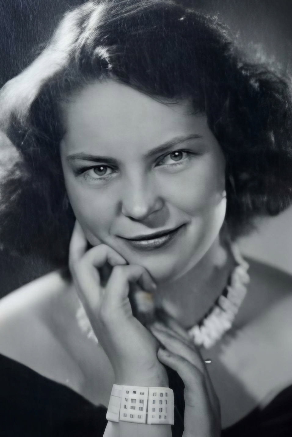 Irena Leonavičiūtė-Bratkauskienė as Giedrė in The Bridge