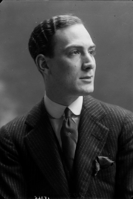 Luigi Cimara as Il commendator Sanna, editore in Il fiore sotto gli occhi