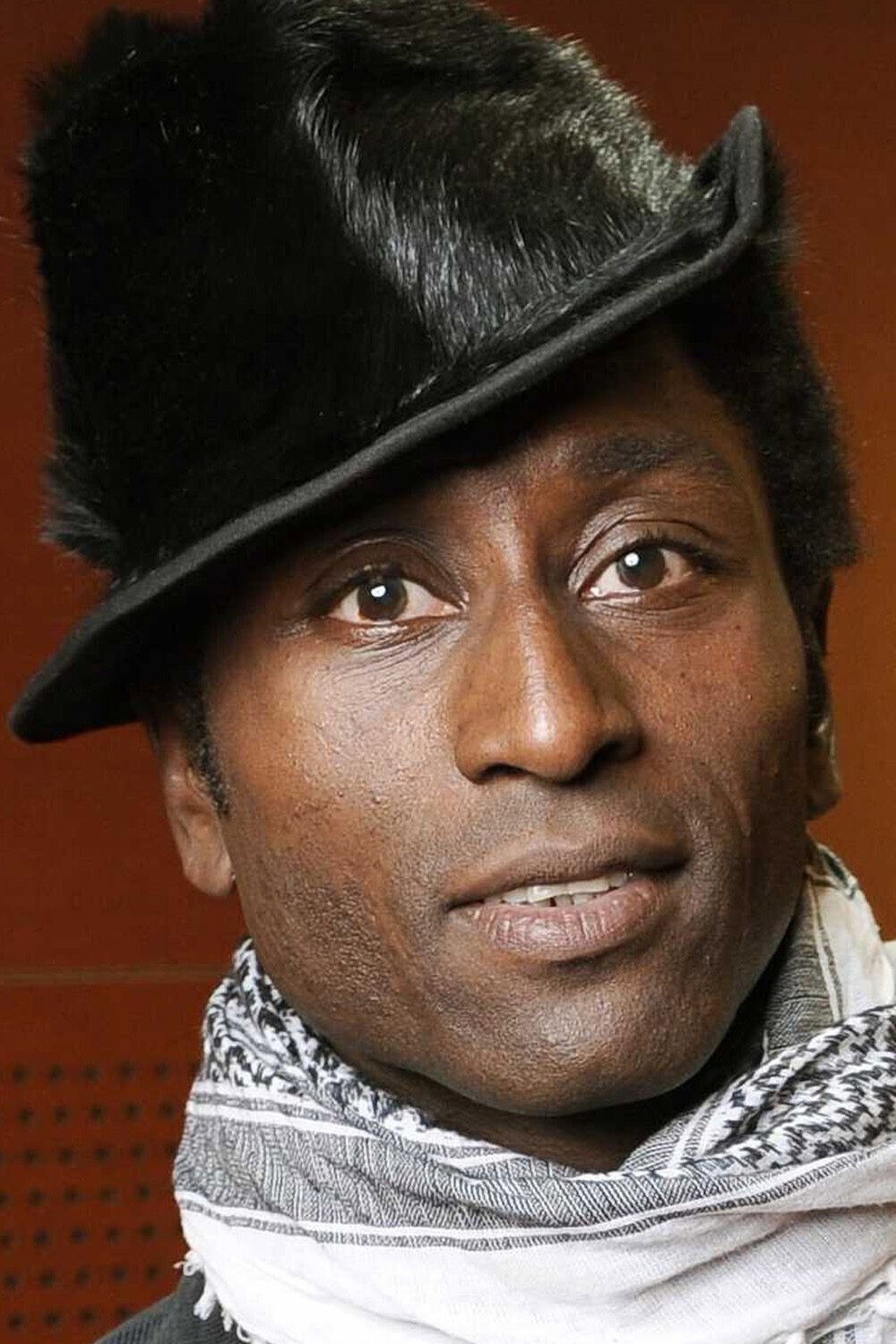 Keziah Jones as John in Eva & Leon