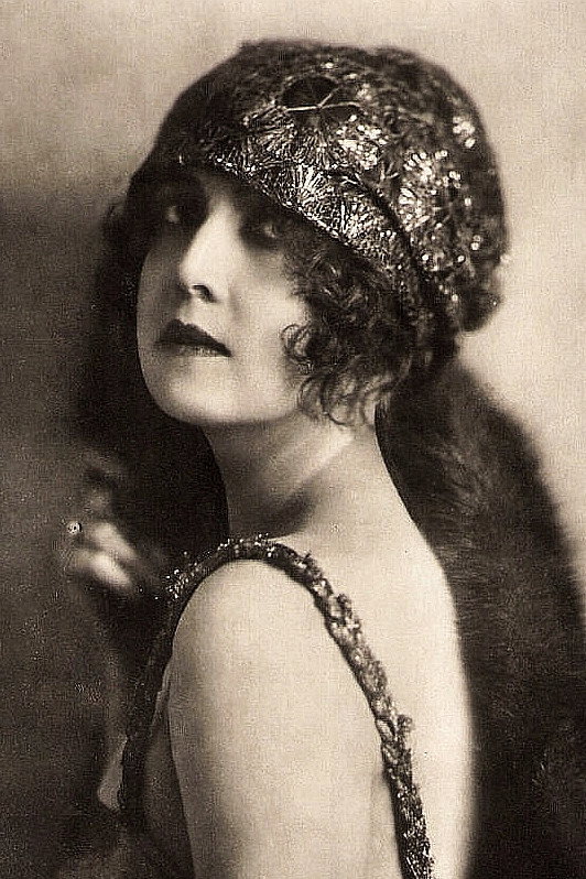 Helena Makowska as Thea Holstein in Moderne Ehen