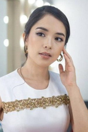 Michelle Wanda as Dinia in 10 Gram