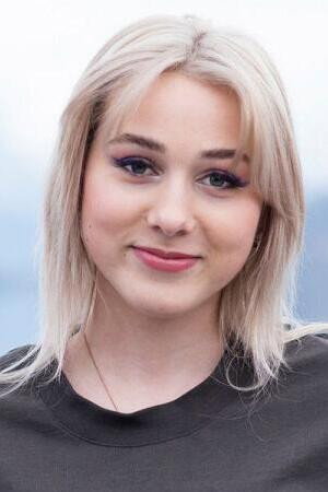 Sisilja Garen as Thea in Rykter