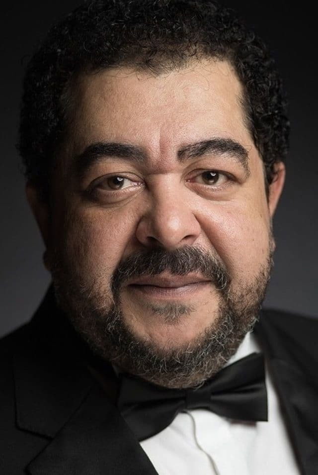 Tarek Abdelaziz as Abd El-Fattah in Friends or Business
