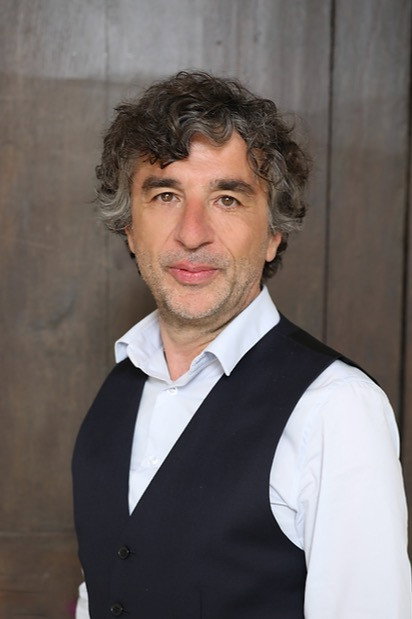 Yvan Cujious as Self - Host in Nos maisons enchantées