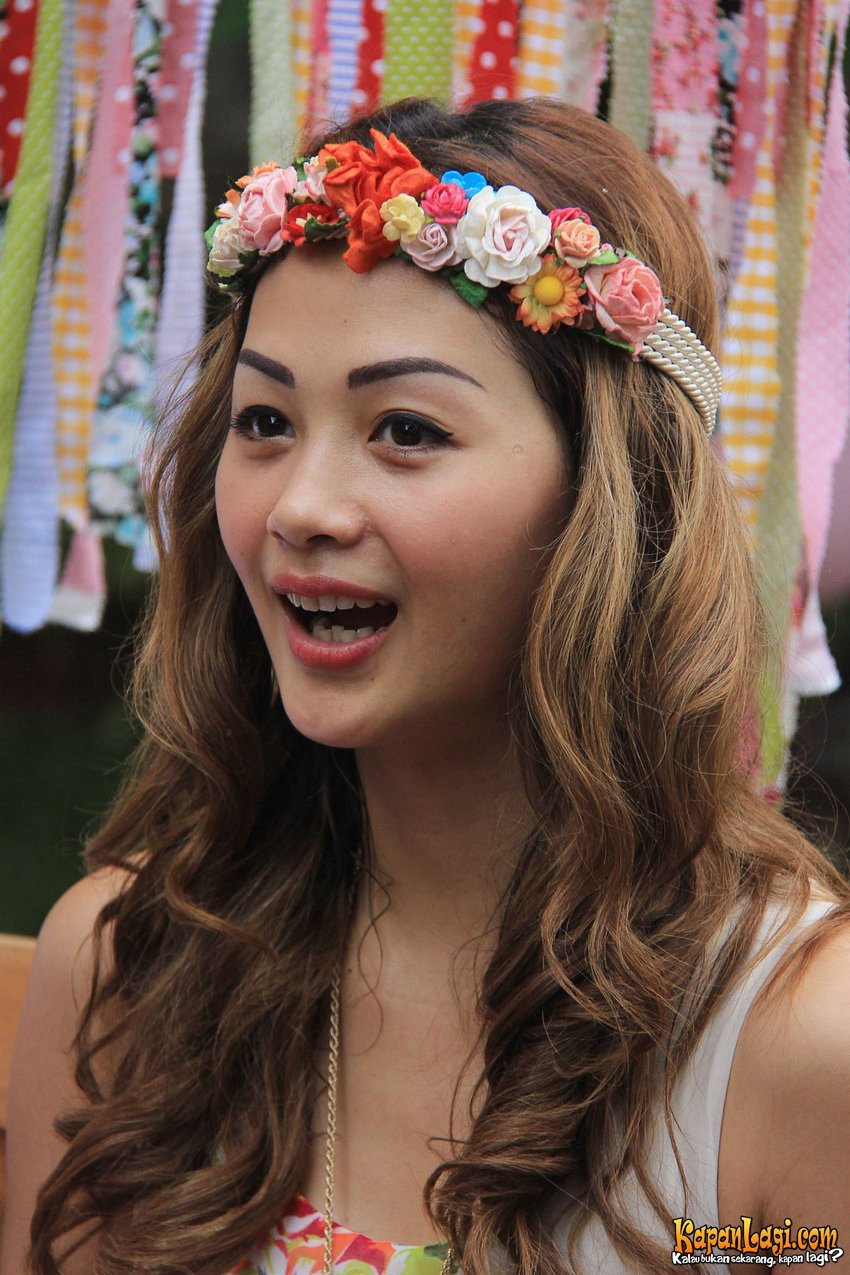 Indah Kalalo as Revalina in Teluk Alaska