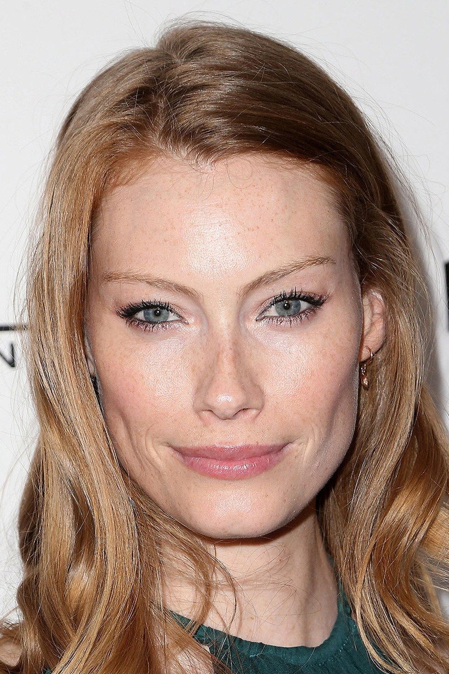 Alyssa Sutherland as Eve Copeland in A Névoa