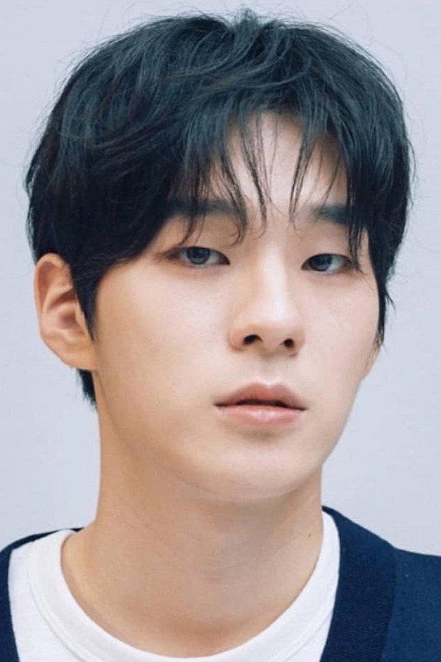 이한익 as Young Min in It's Okay to Be Sensitive