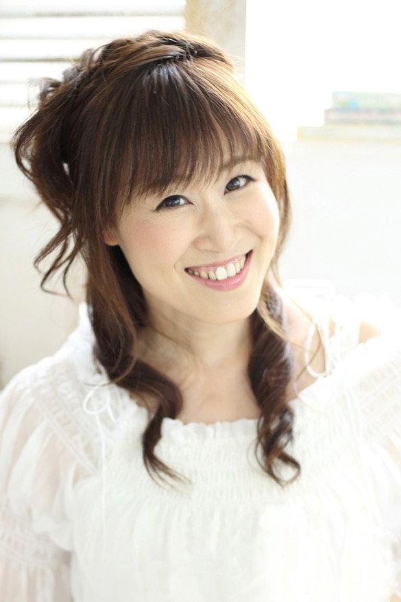 大本眞基子 as Fiona Elisi Linette (voice) in Zoids: Chaotic Century