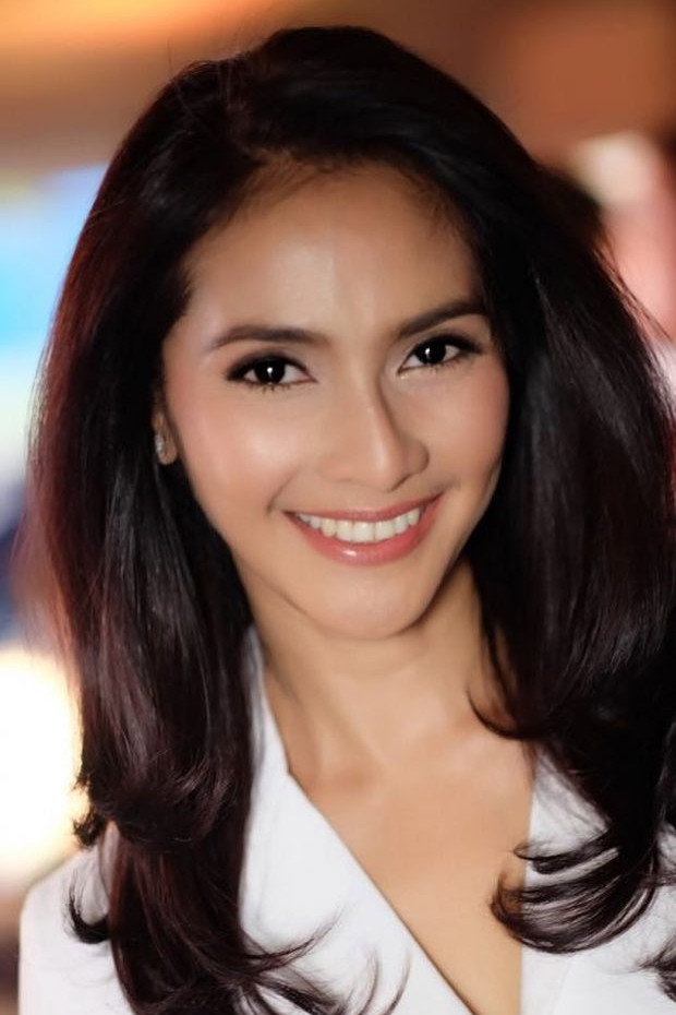 Maudy Koesnaedi as Ibu Lintang in Negeri van Oranje