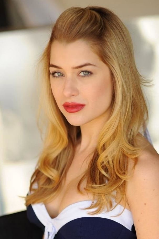 Brittany Finamore as Justine in Pulse 3