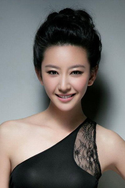 Tang Yifei as 余双喜 in The Lucky Stars