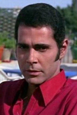 Mohamed Khairy as عادل in Wa Yabka El Hob