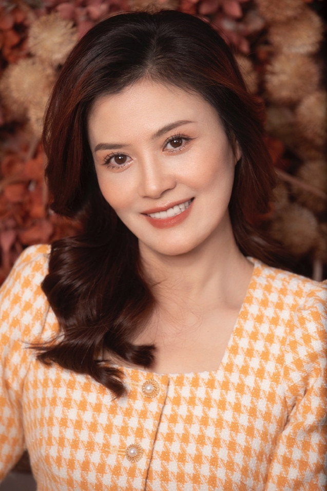 Hoa Thúy as Vân in Tình Khúc Bạch Dương