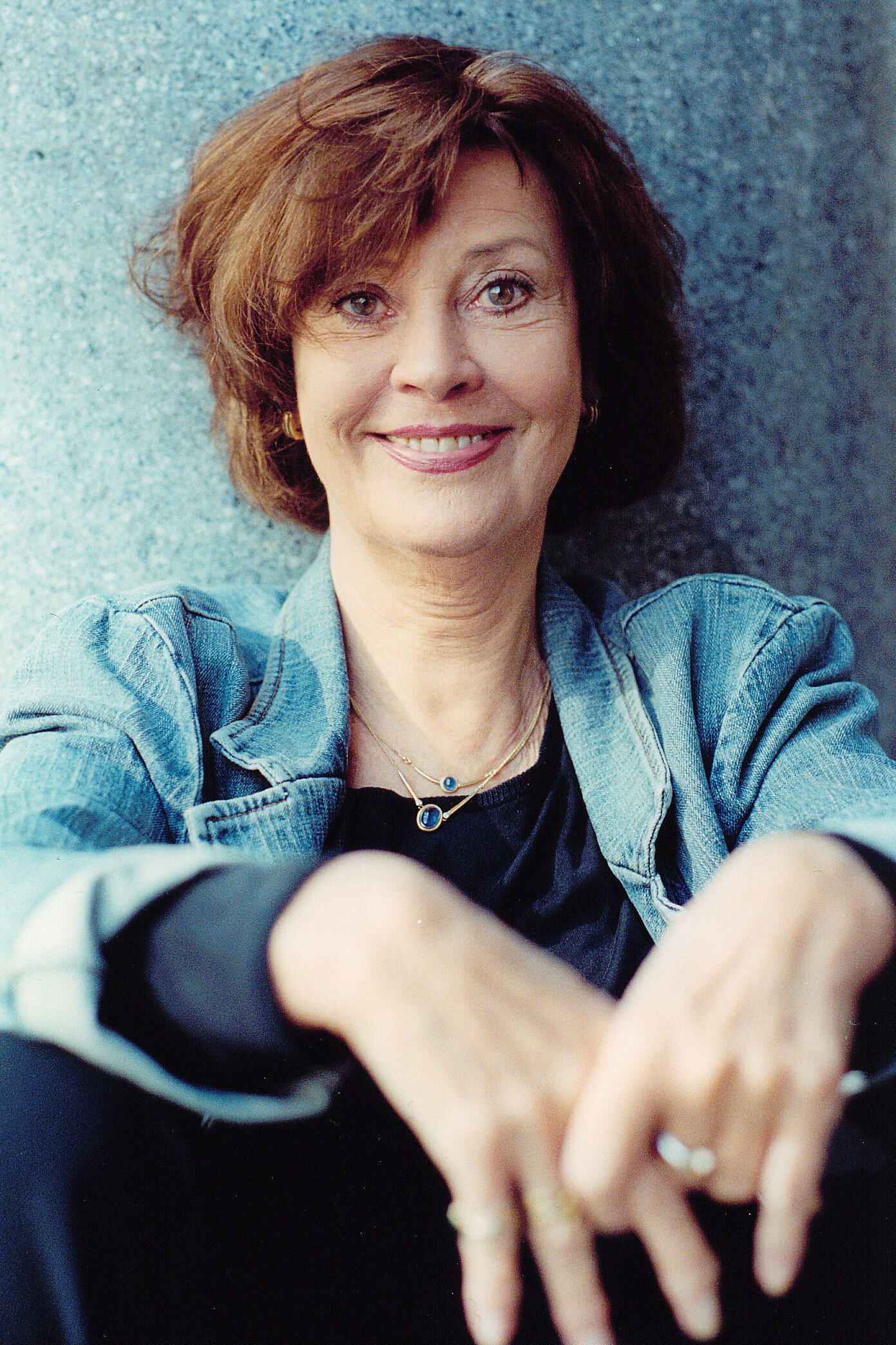 Hannelore Cremer as Edle von Carolsfeld in Ellenbogenspiele