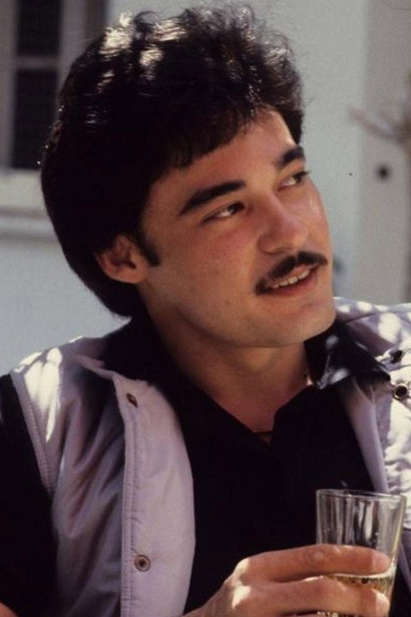Mark Gil as Larry Gomez in Pahiram ng Sandali