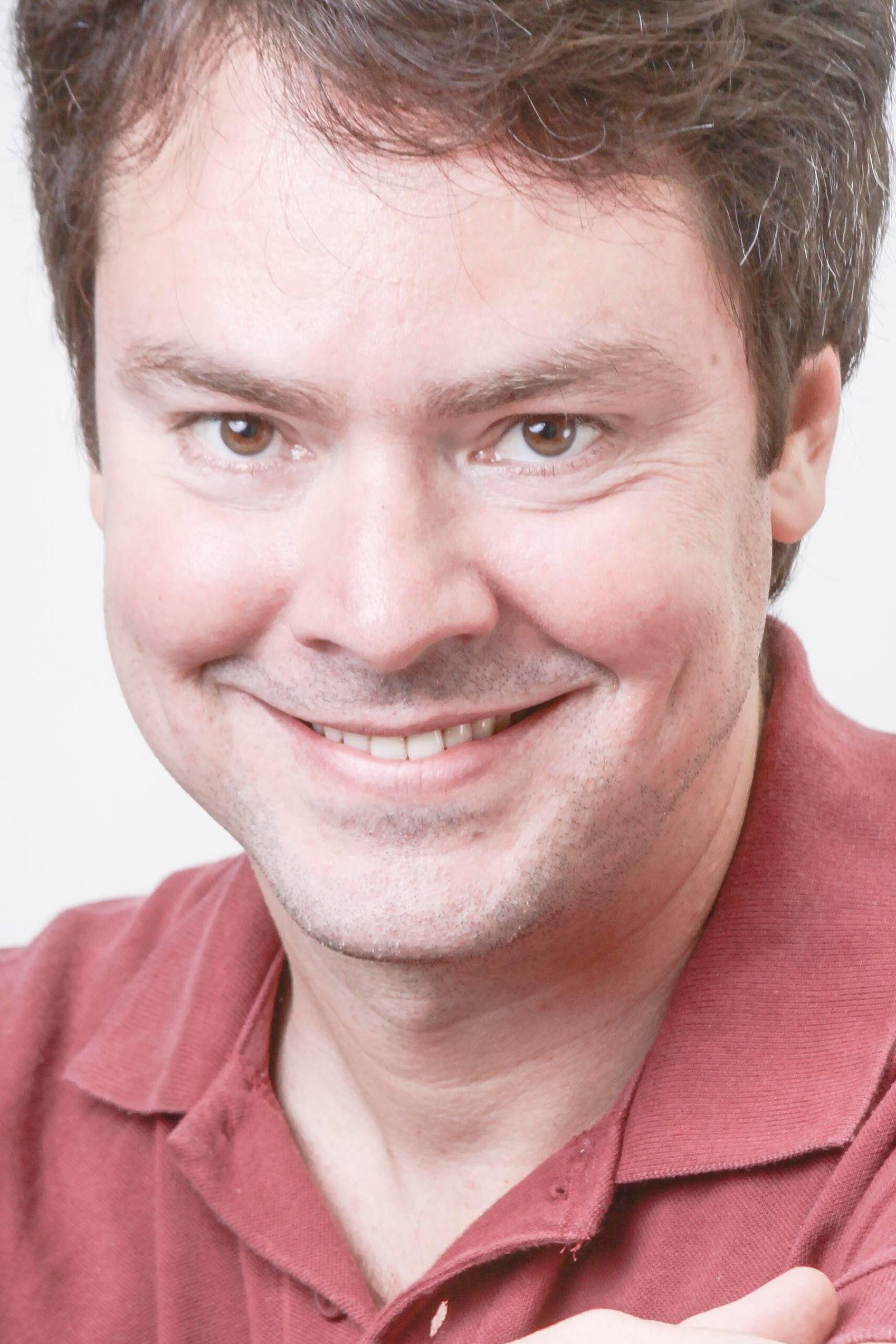 Alessandro Hanel as Oficial de Justiça in Dá Licença de Contar