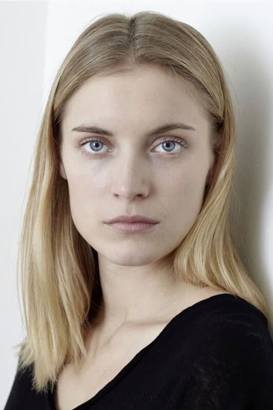 Adriane Gradziel as Adna in I Kissed a Girl