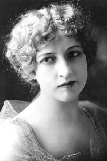 Marion Leonard as Support in A Brass Button