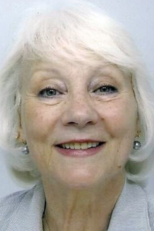 Claudette Walker as Mamie in Photo de famille