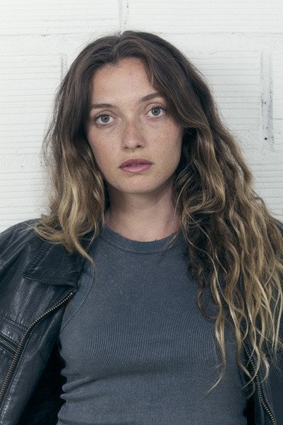 Lou Ladegaillerie as Tara in Changement de cap