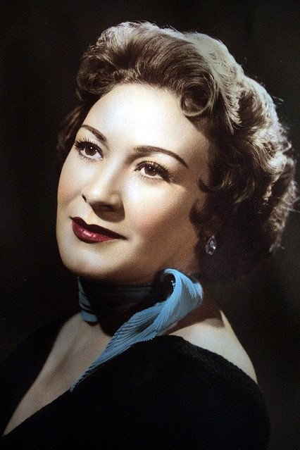 Amparo Arozamena as Beatriz, viuda de Pérez in Nora la Rebelde