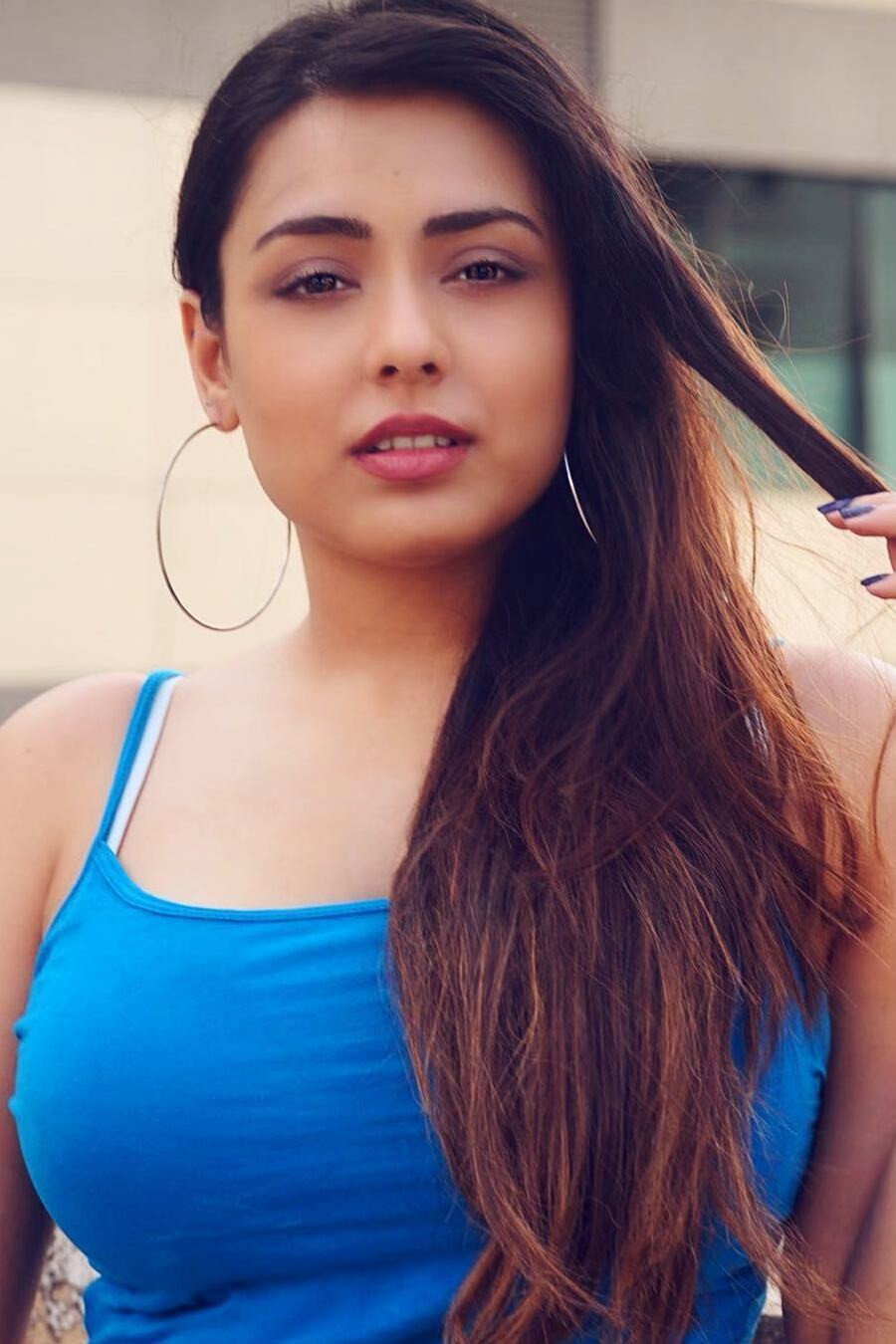 Deeksha Sonalkar as Rhea Mehra in Hasmukh