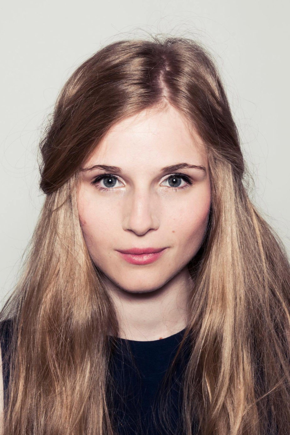 Veronika Lapková as Jolana Gábová in Stíny v mlze