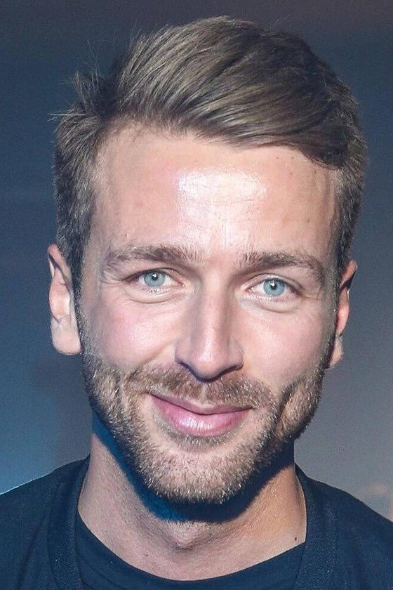 Christian Düren as Self - Host in Die Alm - Promischweiß und Edelweiß