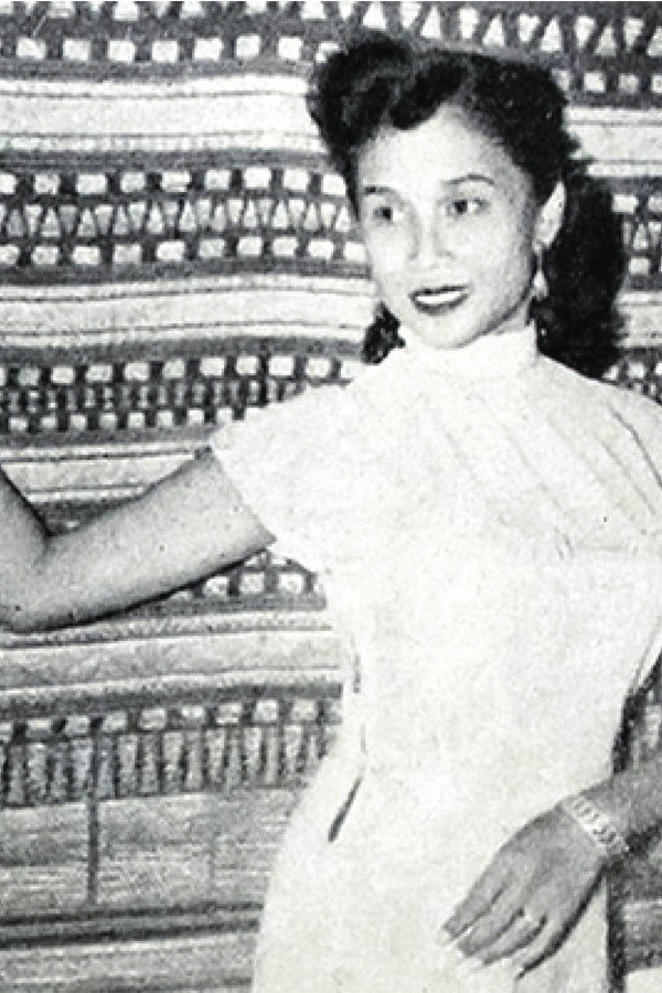 Tina Melinda as Sutinah in Bertjerai Kasih