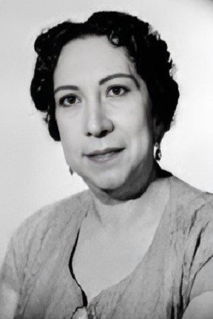 Consuelo Guerrero de Luna as Enedina Garza in Ella y Yo