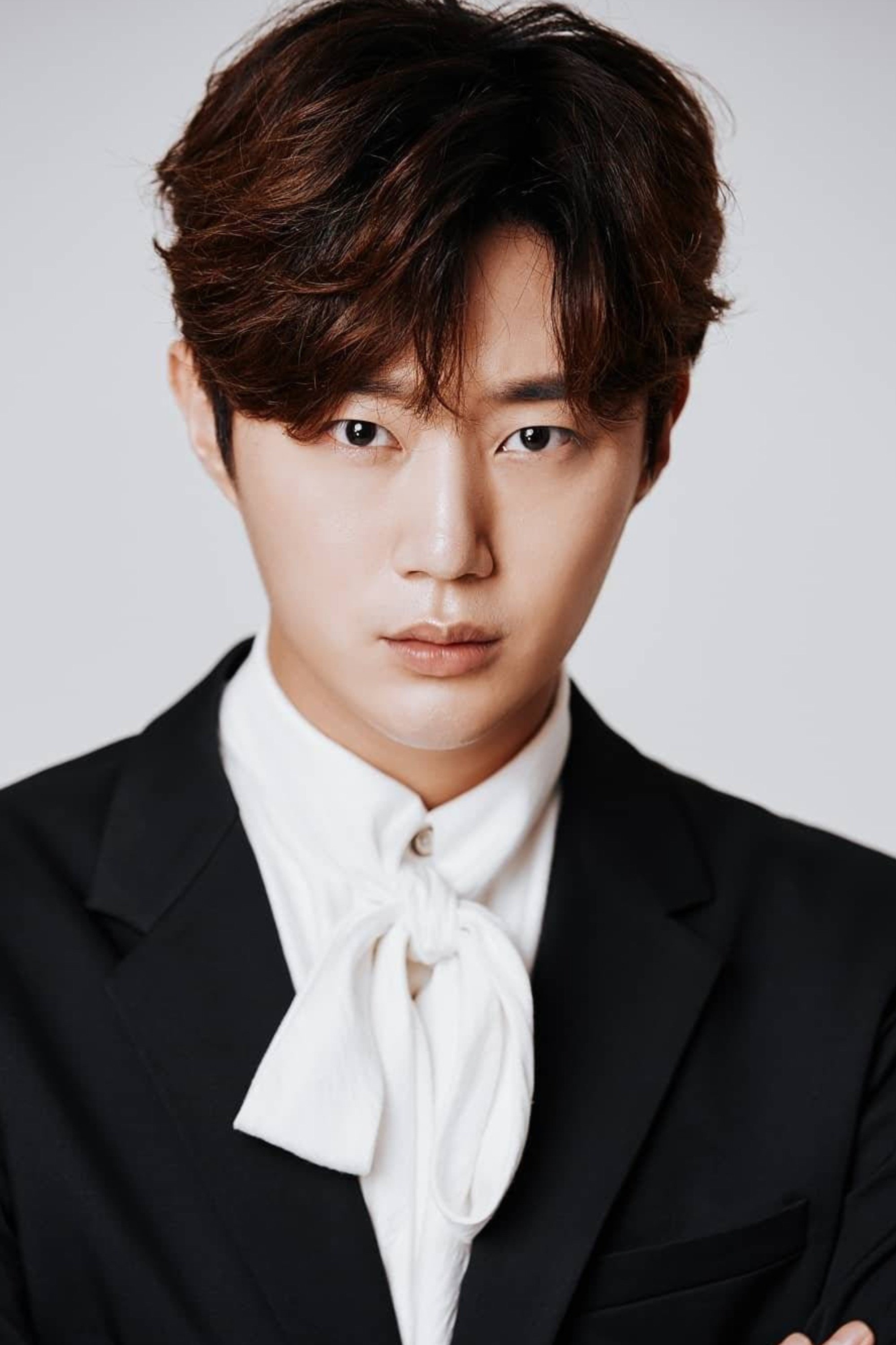Han Eun-seong as Lee Yoon-Ho in The Good Thieves