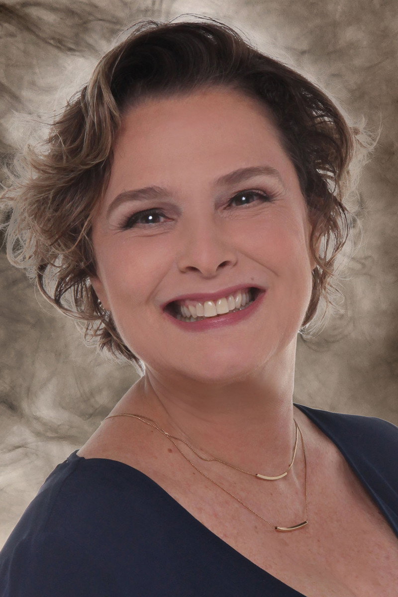 Louise Cardoso as Gema de Lucca / Gema Queiroz in Time After Time