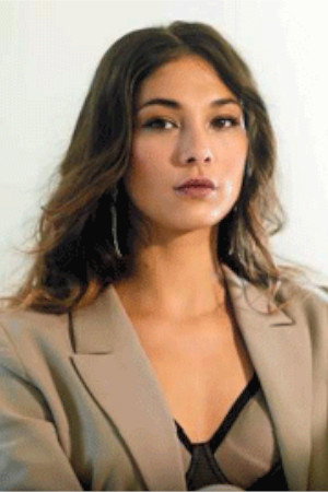 Mareva Ranarivelo as Zoé in Carjackers