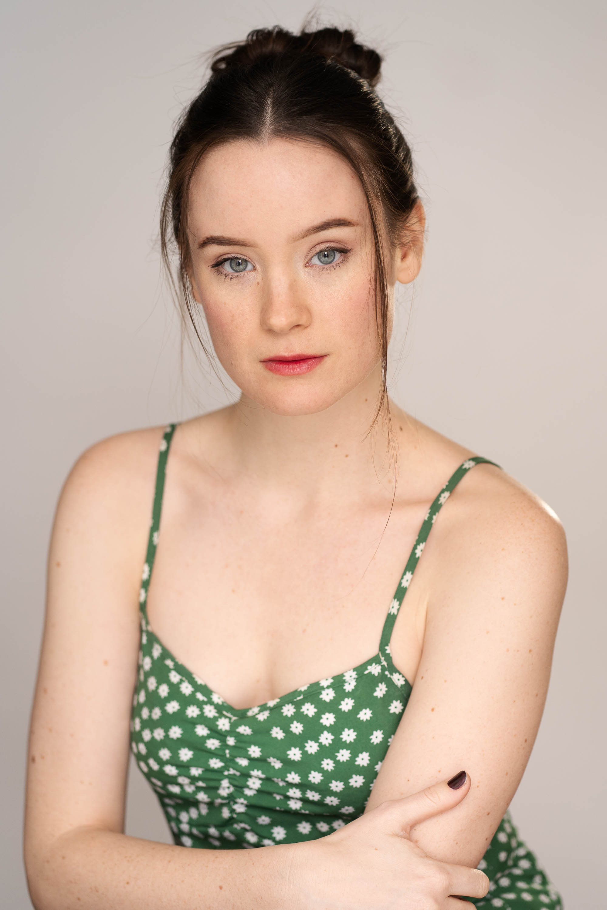 Emelia Hellman as Sandy in Samhain