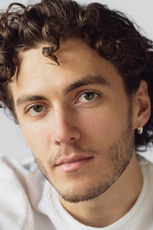 Viktor Hjelmsøe as Elias (young) in Eternal
