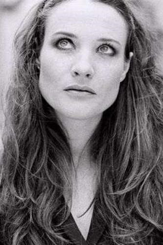 Alexandra London as Aude in Le Cri de la soie