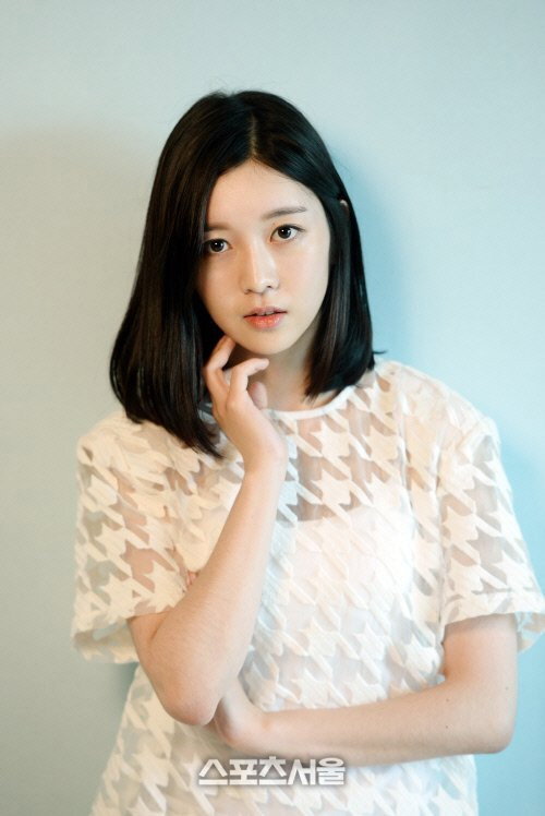 최배영 as Won-kyung in The Sea of Tranquility