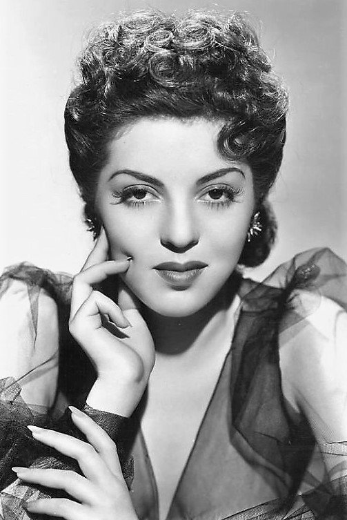 Nan Wynn as Luana in Pardon My Sarong