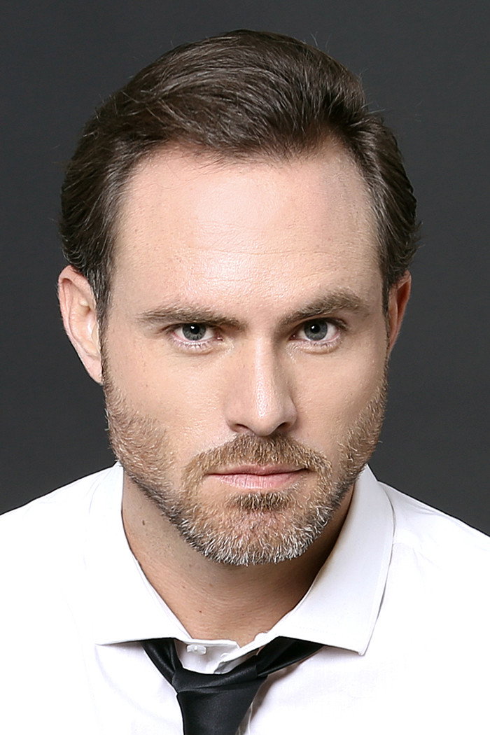 Erik Hayser as Esteban Solares in Sombre désir