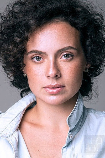 Ana Carolina Machado as Sarah in Compro Likes