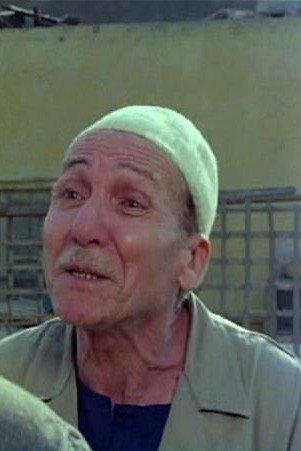 Saleh al-Eskandarani as Airport baggage handler in حسناء المطار