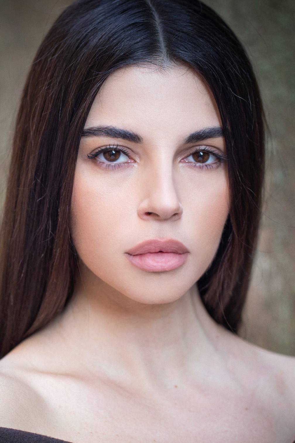 Ilenia Calabrese as Anna in Runner