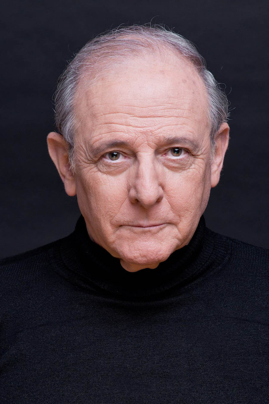Emilio Gutiérrez Caba as José González "Spencer" in Viva la clase media
