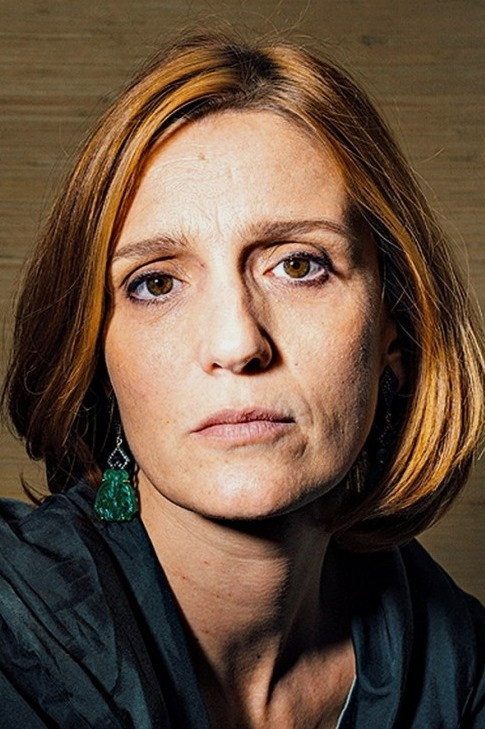 Beatriz Batarda as Gina in S.A.C. : Des hommes dans l'ombre