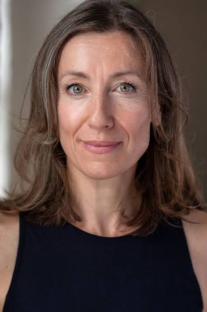 Emma Beattie as Carol in Comeback Kid