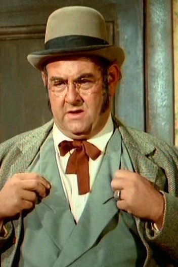 Larry D. Mann as Lt. Jack Gordon in Doctor Simon Locke